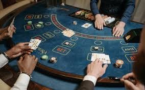 Kartu-kartu di meja Free Bet Blackjack dengan nilai angka yang jelas